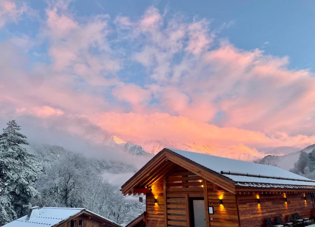 圣热尔韦莱班库佩林费尔梅餐厅酒店的阴天下雪的小屋