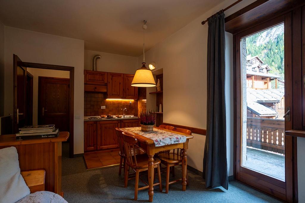 马库尼亚加Residence Cima Jazzi的厨房配有桌椅和窗户。