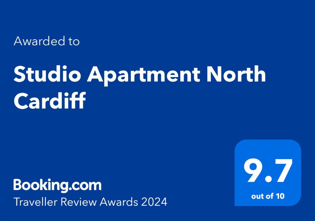 卡迪夫Studio Apartment North Cardiff的蓝色标志,读书工作室北卡罗瑟福德公寓