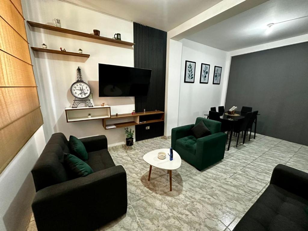 塔克纳Morada Apart的一间带两张沙发的客厅和一间用餐室