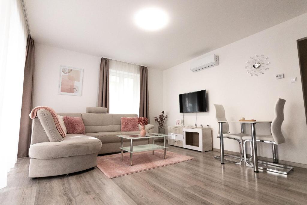 塞格德SunSuite Szeged的客厅配有沙发和桌子