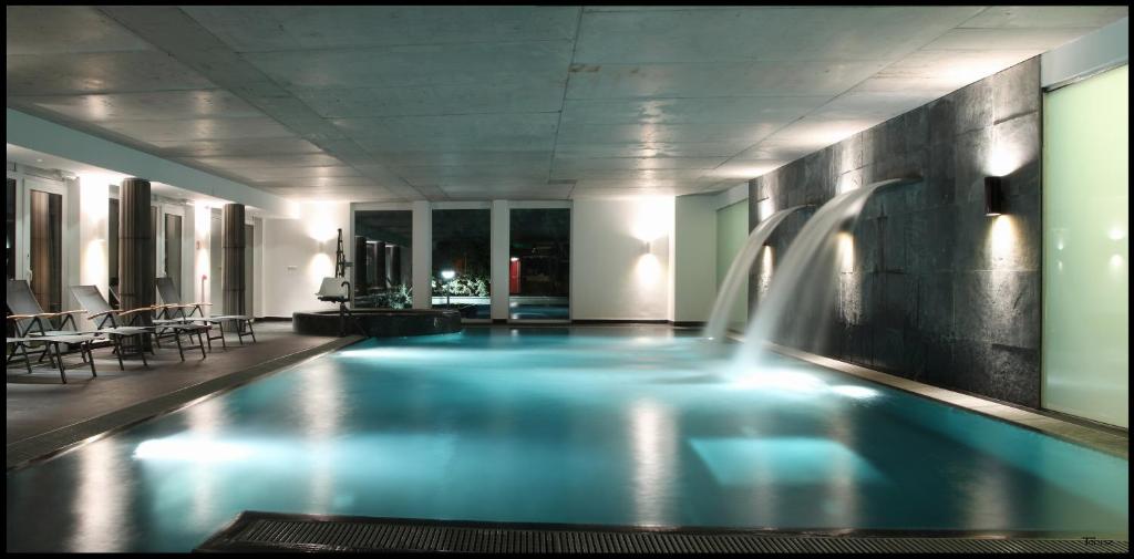 包道乔尼托毛伊邦尼欧拜德埃格萨米酒店的瀑布酒店游泳池