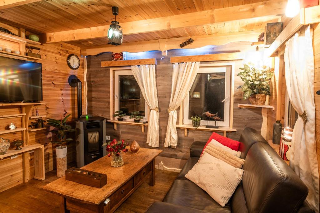 MařeniceChata Julie的小木屋内的客厅配有沙发和壁炉