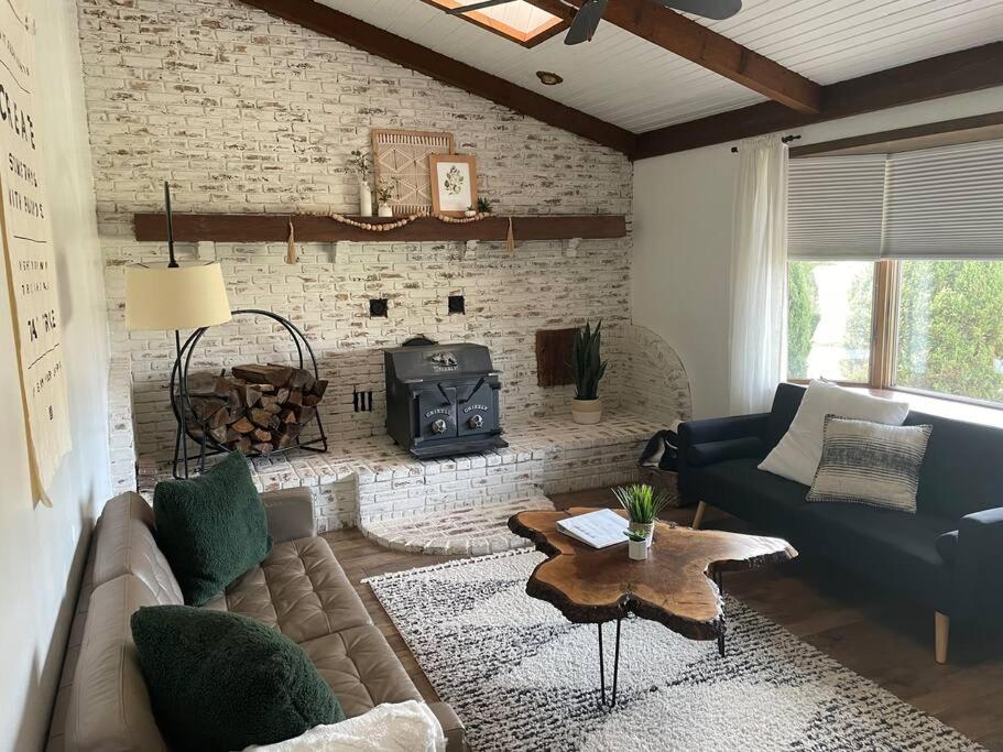 PIne Valley Guesthouse的带沙发和炉灶的客厅