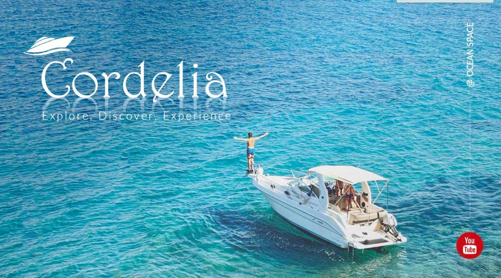 雅典Cordelia的水中一条白色的船
