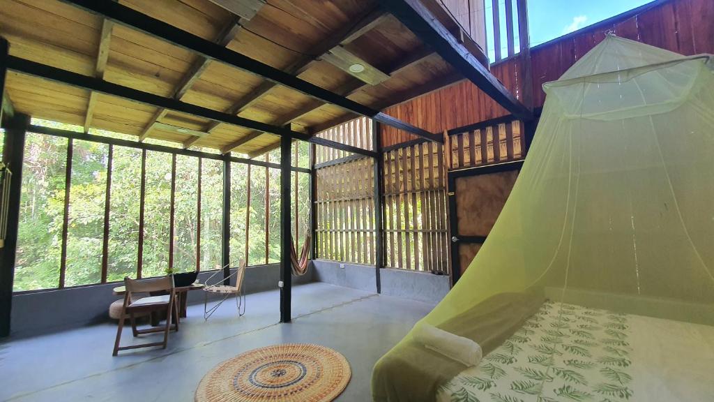 莱蒂西亚Amazona Lodge的树屋中带吊床的房间