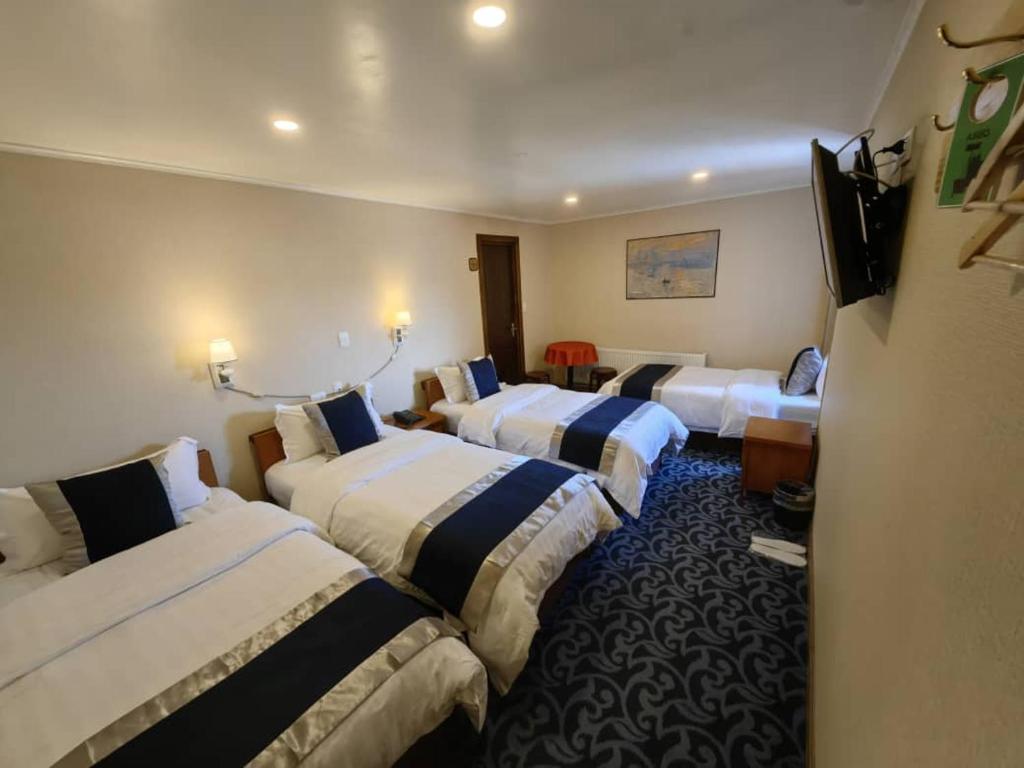 蒙特港Hotel Vista Mar的一间酒店客房内设有四张床的房间
