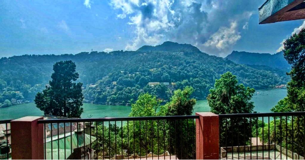 奈尼塔尔Sukoon Lake view BnB by Boho Stays的享有河流和山脉美景的阳台。