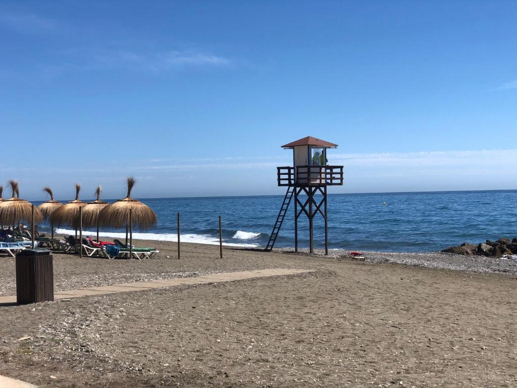 阿尔加罗沃Costa Hollandia的海滩上与大海的救生塔