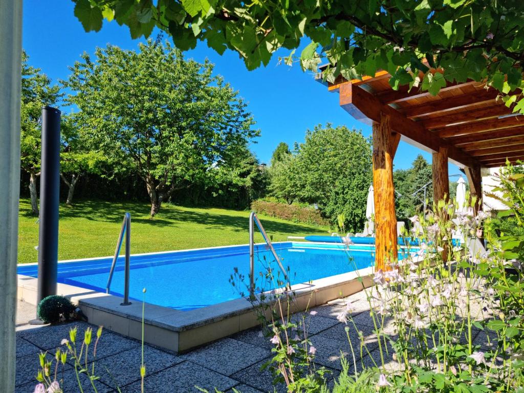 圣卡尼兹Apartments Presslauer - Mori的花园内的游泳池,带凉棚