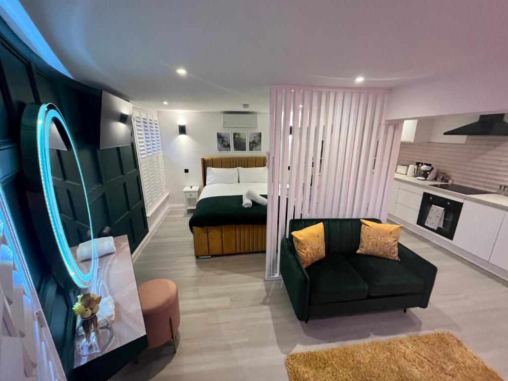 科尔切斯特Swish Studio的一间卧室配有一张床和一张沙发,还设有一间厨房