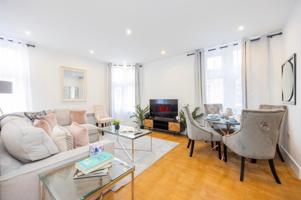 克罗伊登Brand New Modern Block of Apartments By AV Stays Short Lets London的客厅配有沙发和桌子