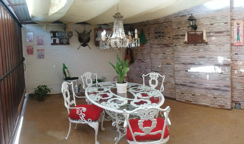 圣克鲁兹La Ruta del Jazz的一间带桌椅和吊灯的用餐室