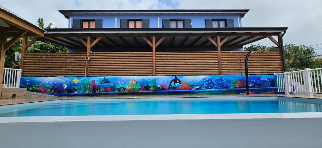 旧阿比唐LES GITES D'ANGELE的一座带游泳池壁画的房子