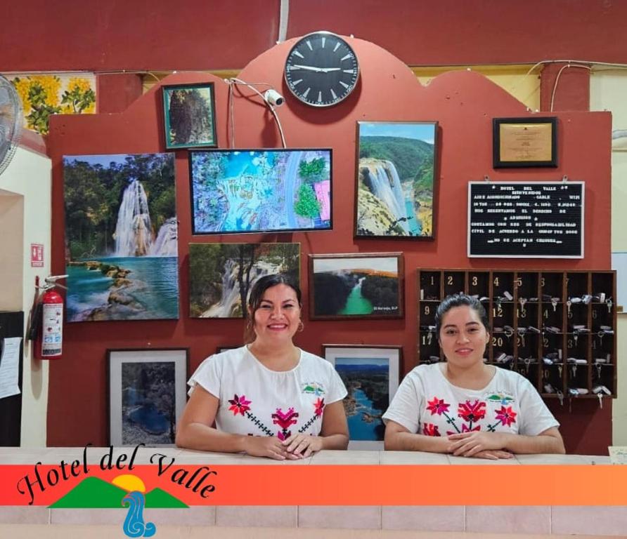 El Naranjo戴尔瓦勒酒店的两个女人站在商店柜台上