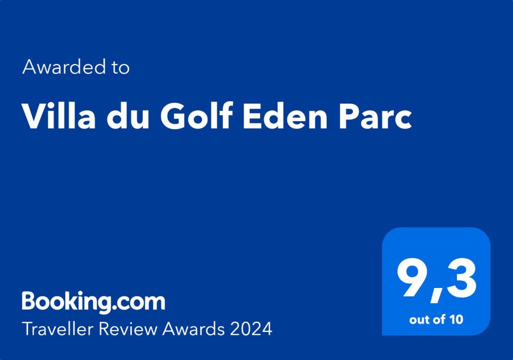 拉卡诺奥肯Villa du Golf Eden Parc的蓝色标志,带有高尔夫边门的别墅