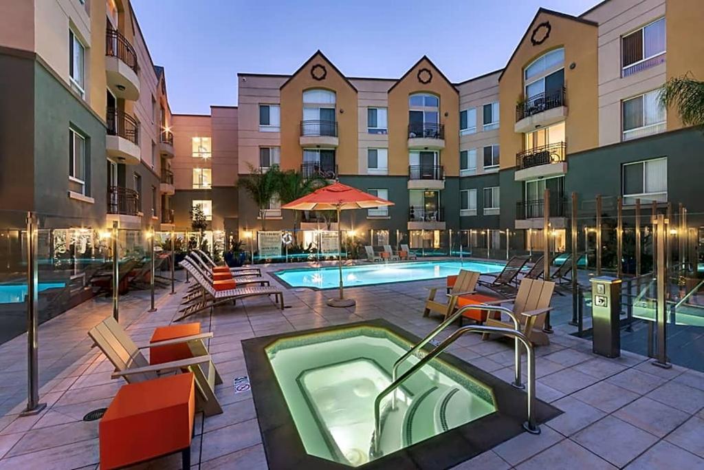 洛杉矶Cozy Home Management in MDR的一座大楼内带热水浴池的游泳池