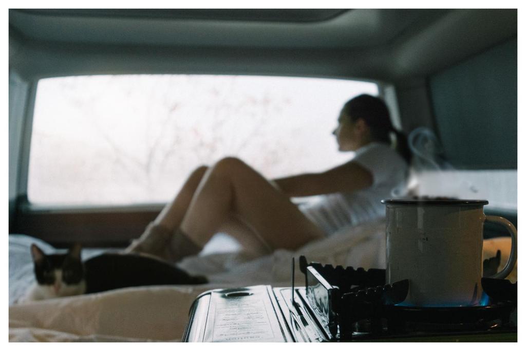 里瓦德塞利亚Live On The Horizon 2的坐在床上看着窗外的女人