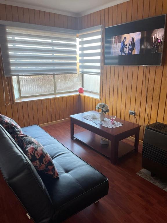 波韦尼尔Cabañas Porvenir Tierra del Fuego的带沙发和咖啡桌的客厅