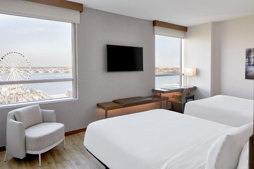 国家海港华盛顿特区国家港湾万豪AC酒店的酒店的客房 - 带一张床、椅子和窗户