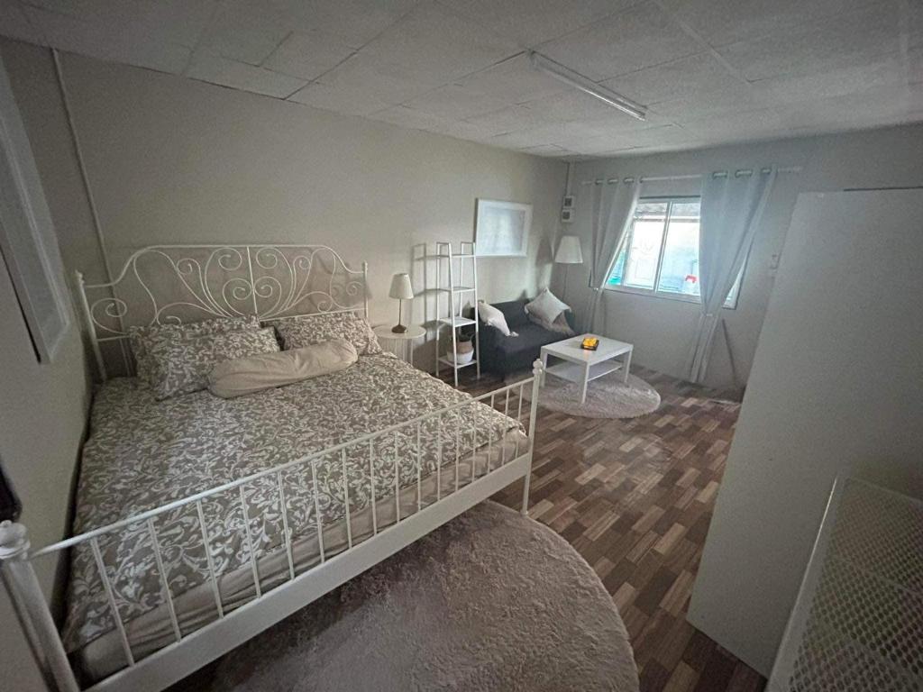 高兰Jolie’s Place的卧室配有白色的床和窗户。