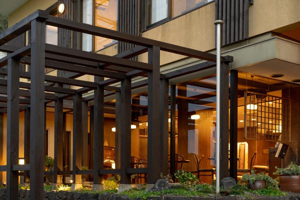 京丹后市昭恋馆予志日式旅馆的一座有一堆木结构建筑的建筑