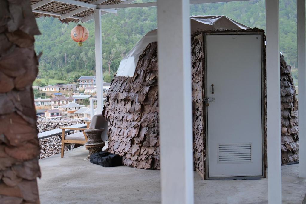 Ban Rak ThaiDome tents Hedreung Rakthai camping的一堆木头的房间里的门