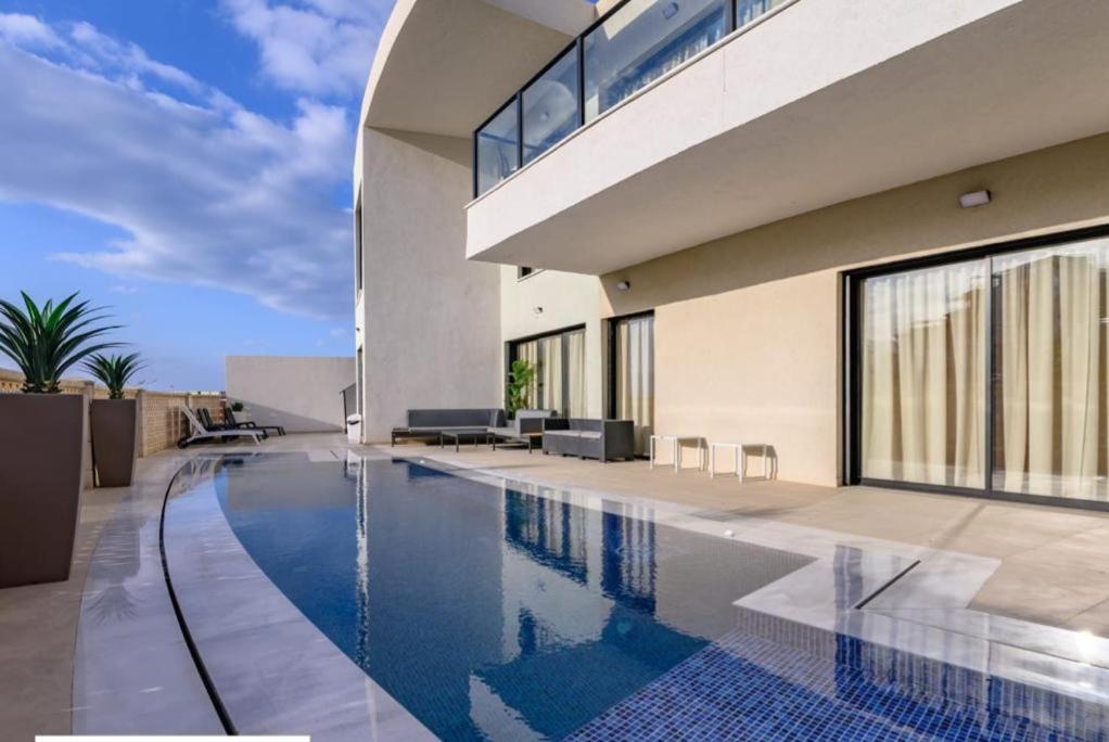 埃拉特Top-Class Luxury Villa Troya with Heated Pool and Full Sea View רק למשפחות !!!!的一座房子中的游泳池