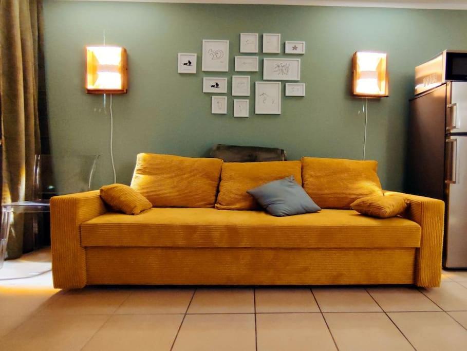 美因茨6 min zum Hauptbahnhof, kostenfrei parken, cozy的客厅里一张黄色的沙发,有两个灯