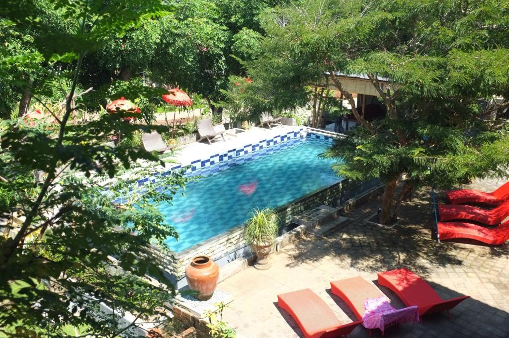努沙杜瓦2号犬别墅假日公园的享有带椅子和树木的游泳池的顶部景致