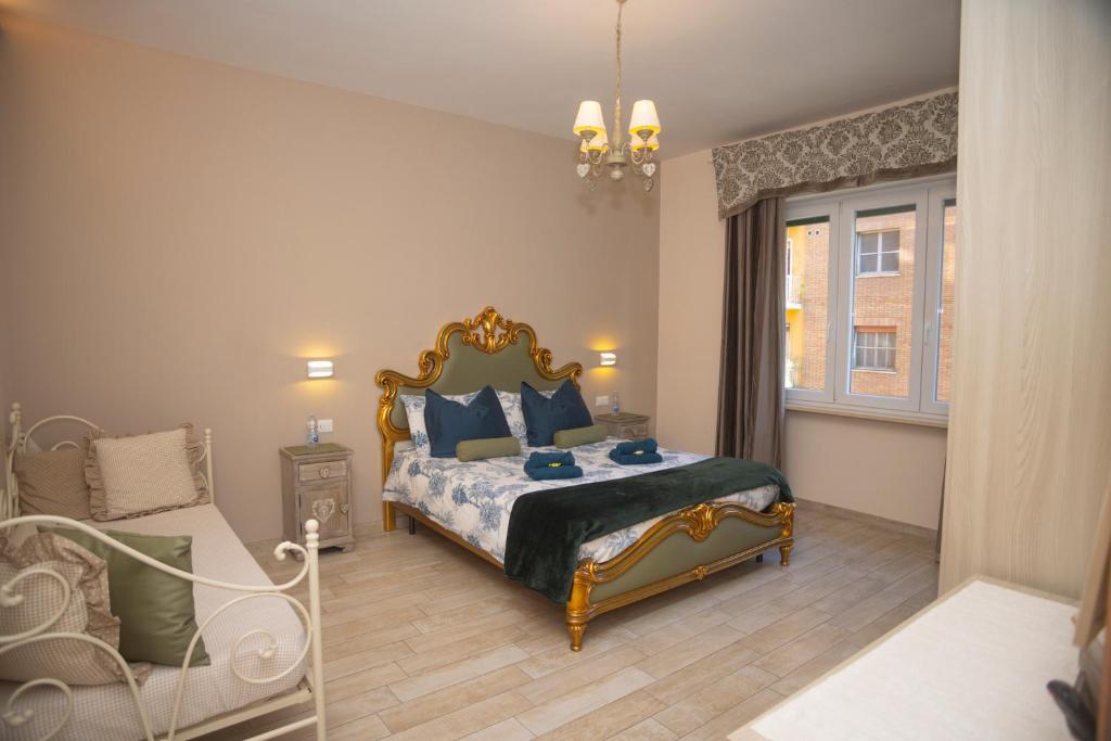 罗马Romano Suite Domus Maximo 2的一间卧室配有一张特大号床和一把椅子