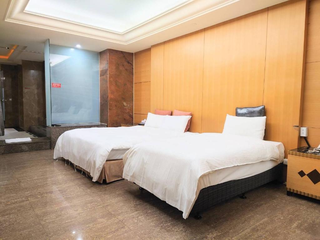 台北沃客商旅 承德馆的一间酒店客房,房间内设有两张床