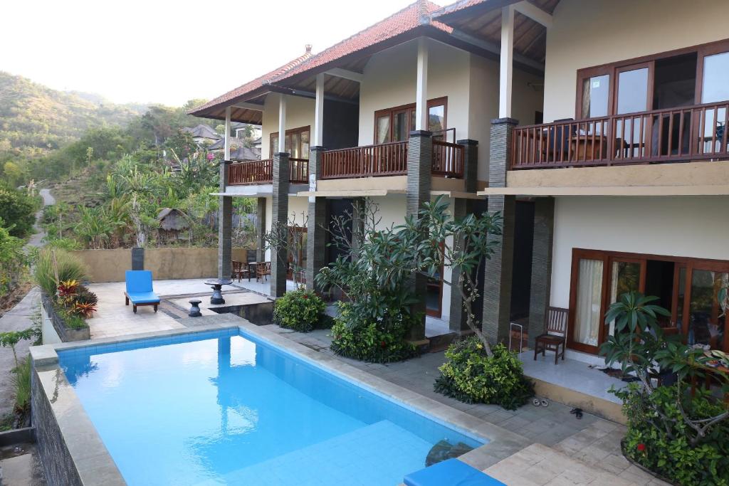 艾湄湾阿努格拉别墅酒店的一座房子前面设有游泳池