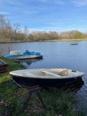 波乌琴-兹德鲁伊Dolina Trzech Stawów的湖上草地上的船