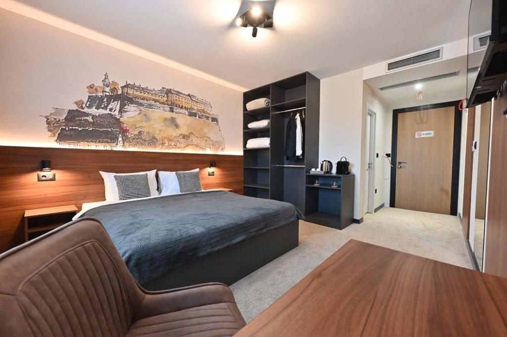诺维萨德Tvrdjava Rooms的一间卧室配有一张床和一张沙发