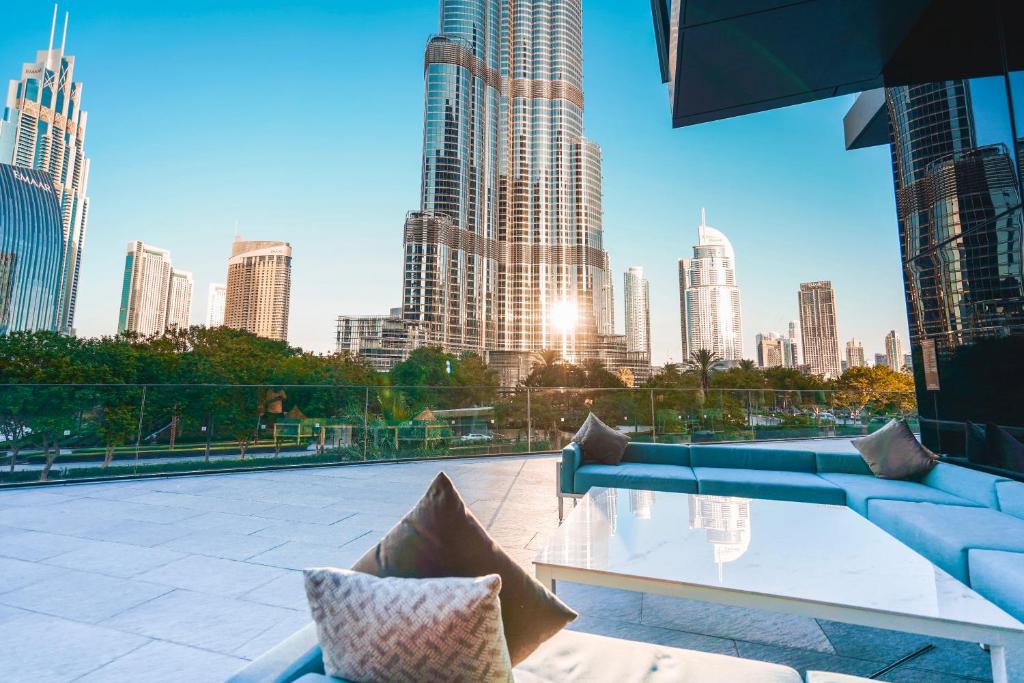 迪拜THE CLOSEST building to Burj Khalifa with Fountain View in Address Opera Residence的享有城市天际线景致的屋顶露台