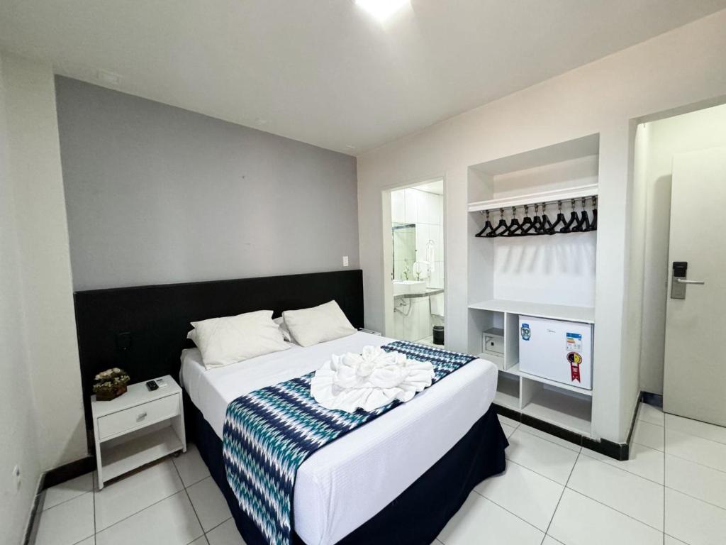 马塞约Ritz Praia Hotel的一间卧室配有一张带蓝白色毯子的床