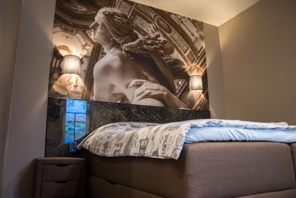 纳尔瓦Best apartments Narva的卧室墙上有雕像画