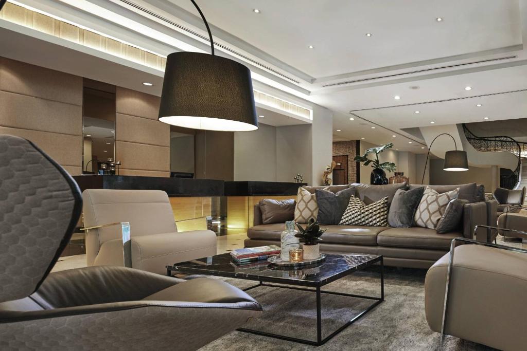 吉隆坡AC Hotel by Marriott Kuala Lumpur的客厅配有沙发和桌子