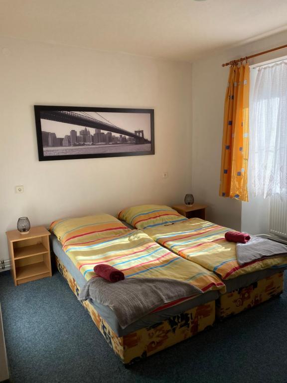 Horní VltavicePenzion Tereza的卧室配有两张床,墙上挂着一幅画