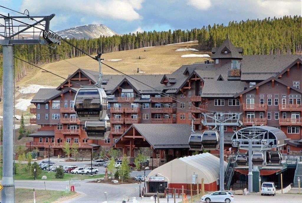 布雷肯里奇滑雪山岩石度假村的滑雪小屋前面设有滑雪缆车