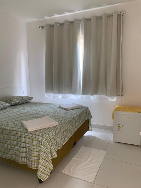 萨尔瓦多VIRASSOL Praia Hotel的一间卧室设有一张床和一个窗口