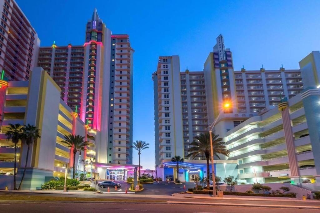 代托纳海滩3 BR Direct Oceanfront Condo Wyndham Ocean Walk Resort - Daytona Funland 1023的一座拥有高楼和棕榈树的城市