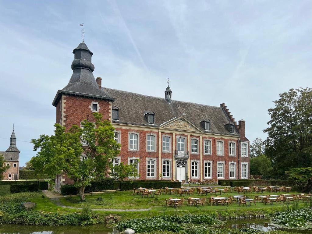 博尔赫隆Château de Looz的黑色屋顶的红砖大建筑