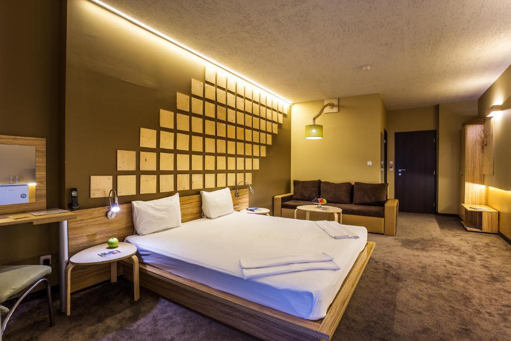 索非亚西蒙娜艺术酒店的一间卧室配有一张大床和一张沙发