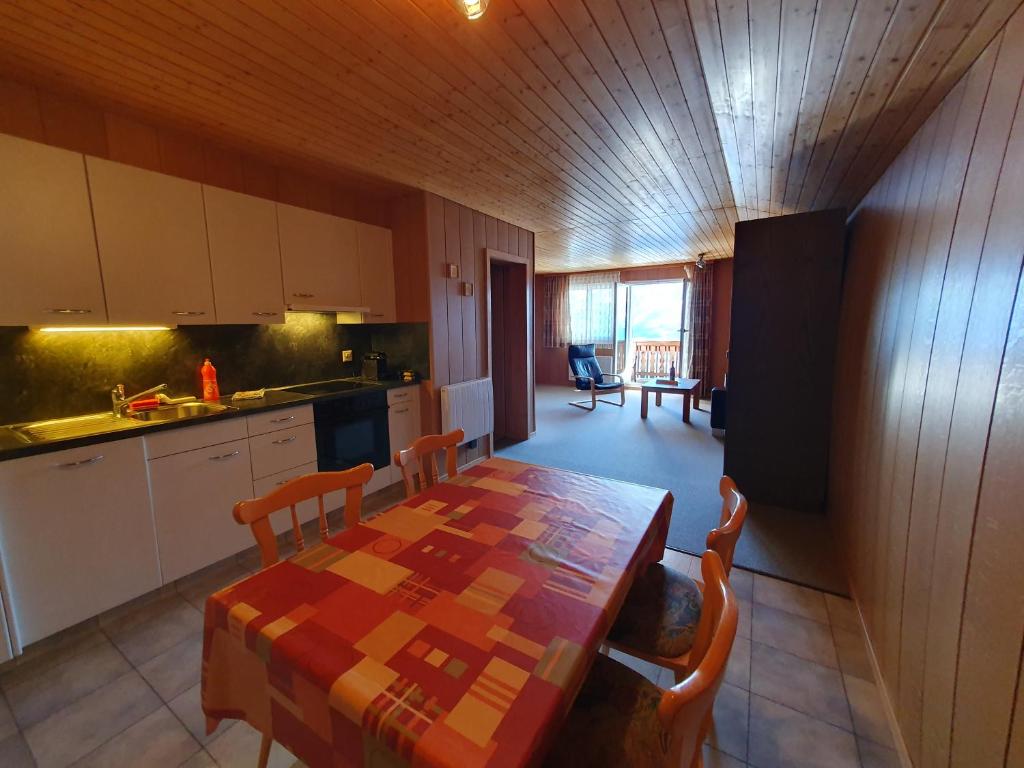 利德阿尔卑斯Chalet Tamara的厨房以及带桌椅的用餐室。
