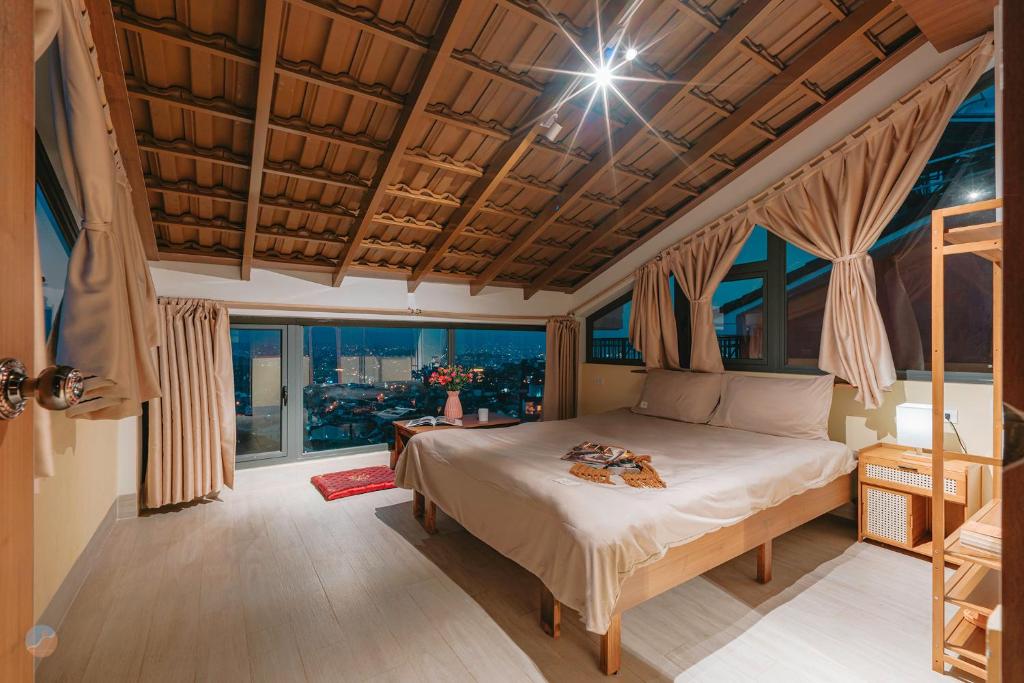大叻Miền Sương Khói Homestay Đà Lạt的一间设有床铺的卧室,位于带窗户的房间内