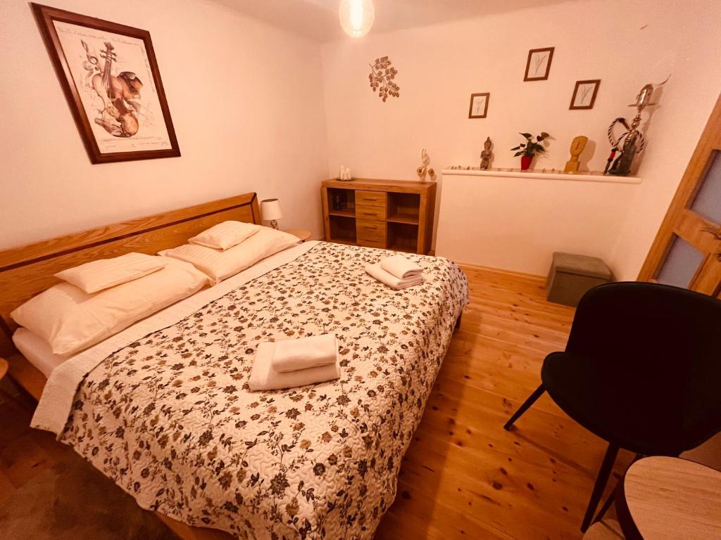 Malá MoravaChalupa U Franze的一间卧室配有一张床,上面有两条毛巾