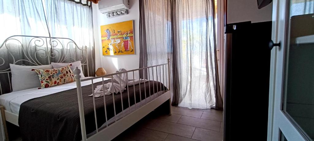巴亚希贝Venere Bayahibe by Mireya的一间卧室设有一张床和一个窗口