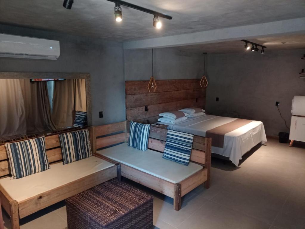 贝卢港Caixa D'aço Exclusive的一间卧室配有一张床和两张长椅